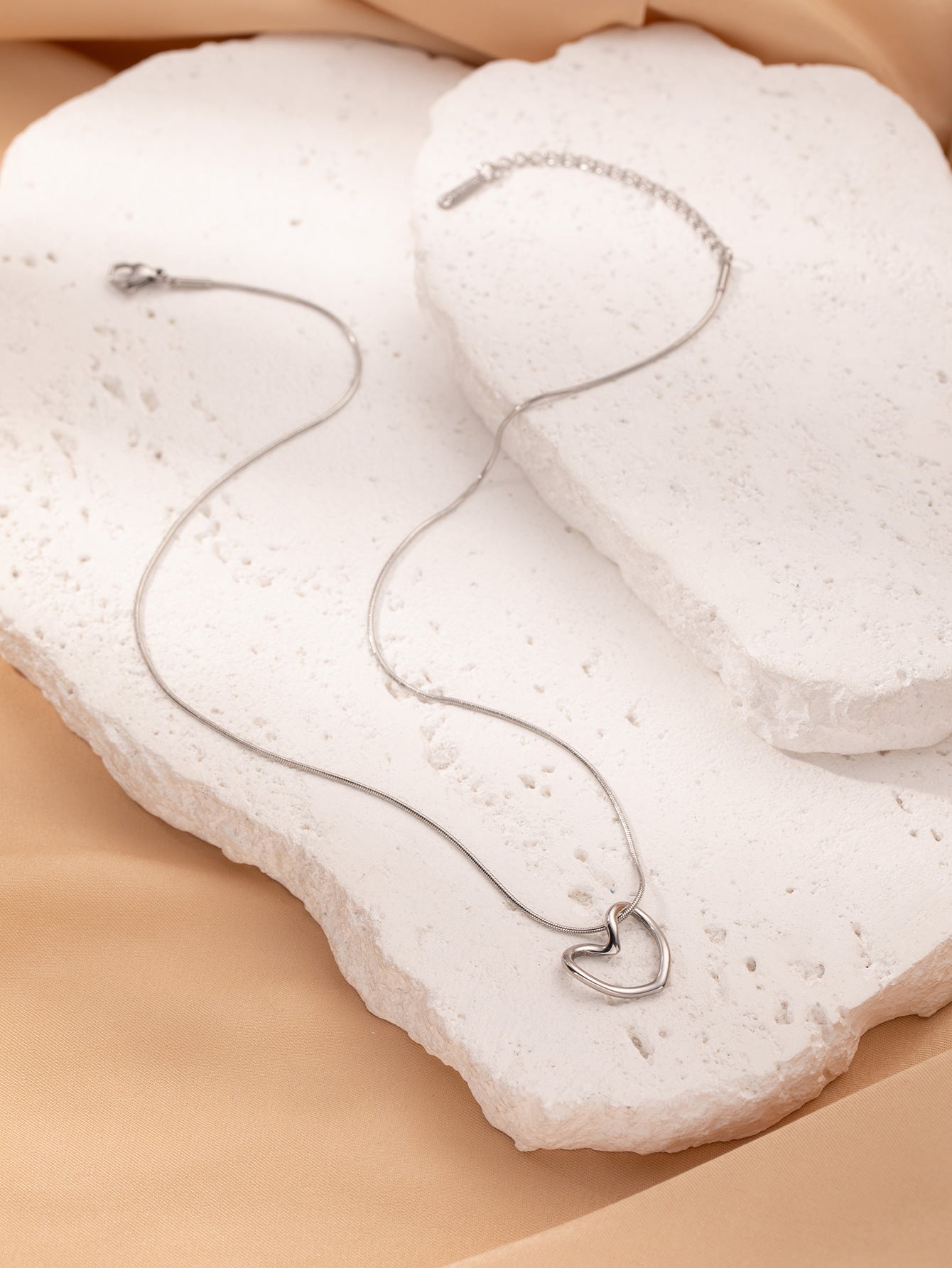 Fashion Jewelry Tainless Steel Twist Hollow Heart Pendant Necklace For Women Spicy Girls Simple Clavicle Chain Jewelry Gift - KuzuSHOP