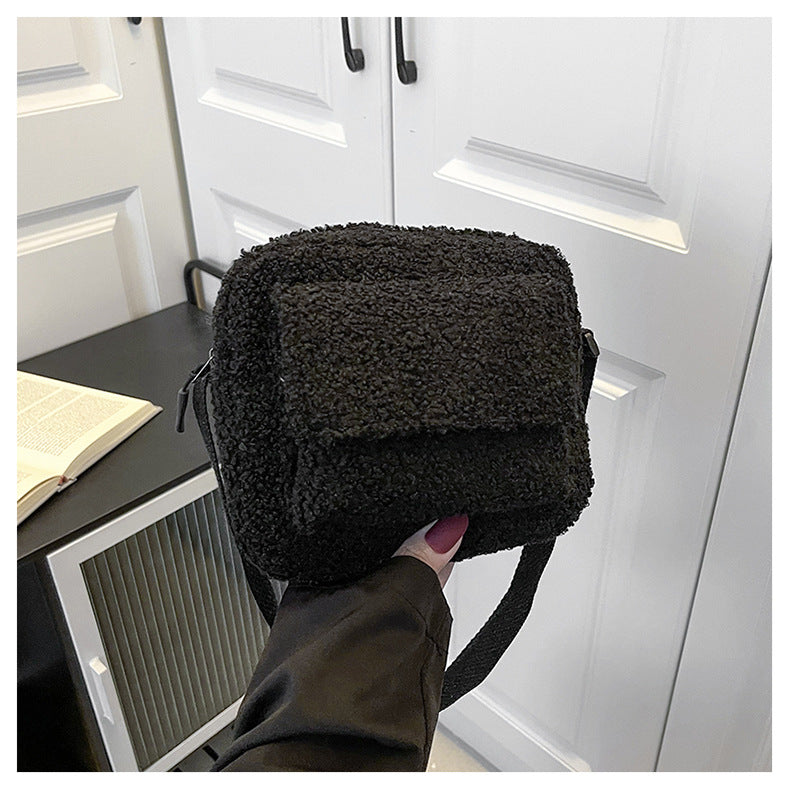 Cute solid color autumn and winter furry one-shoulder armpit small square bag new trendy fashion foreign style plush women's bag - KuzuSHOP
